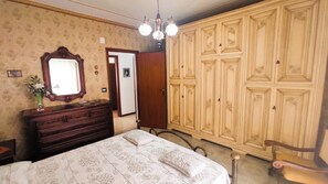 3 bedrooms, bed sheets