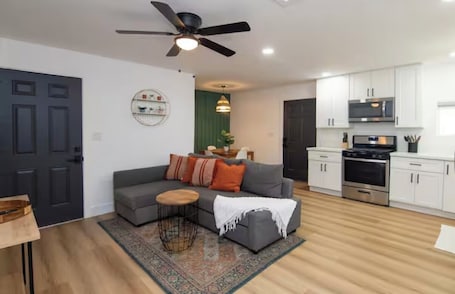 Smart TV. Charming 1-bedroom house in Beautiful San Diego with WiFi, AC