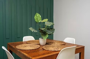 Dining - Charming 1-bedroom house in Beautiful San Diego with WiFi, AC (San Diego)