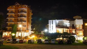 Un hôtel à étages, doté d’un parking et d’une entrée bien éclairée.