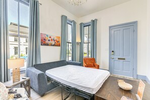 2 chambres, fer et planche à repasser, Wi-Fi, draps fournis