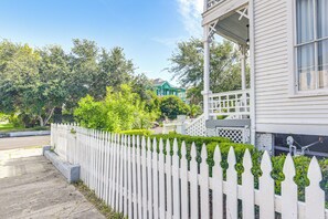 Property grounds - 1 Mi to Pleasure Pier: Golden-Age Getaway! (Galveston)