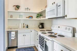 Fridge, microwave, oven, stovetop - 1 Mi to Pleasure Pier: Golden-Age Getaway! (Galveston)