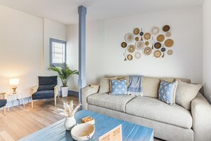 TV - < 1/2 Mi to The Strand: Historic Galveston Apt! (Galveston)