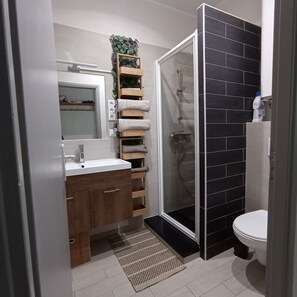 Douche, sèche-cheveux, serviettes fournies, savon