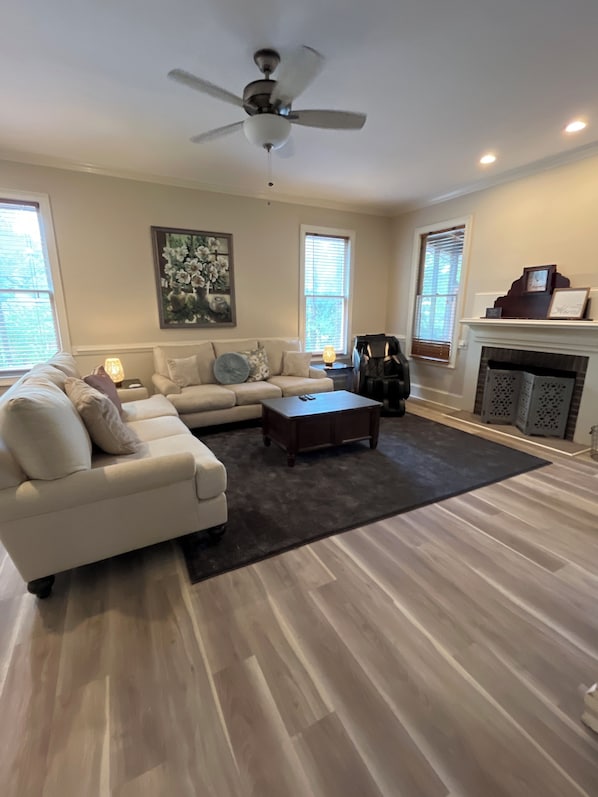 Smart TV, fireplace - 4-bedroom estate Downtown Cleveland WiFi, Pool, massage chair Kitchn Holidays (Cleveland)