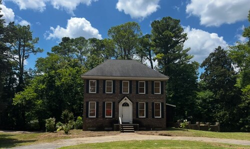 4-bedroom estate Downtown Cleveland WiFi, Pool, massage chair Kitchn Holidays 