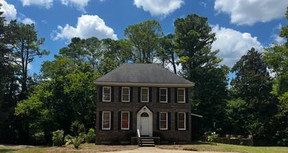 4-bedroom estate Downtown Cleveland WiFi, Pool, massage chair Kitchn Holidays