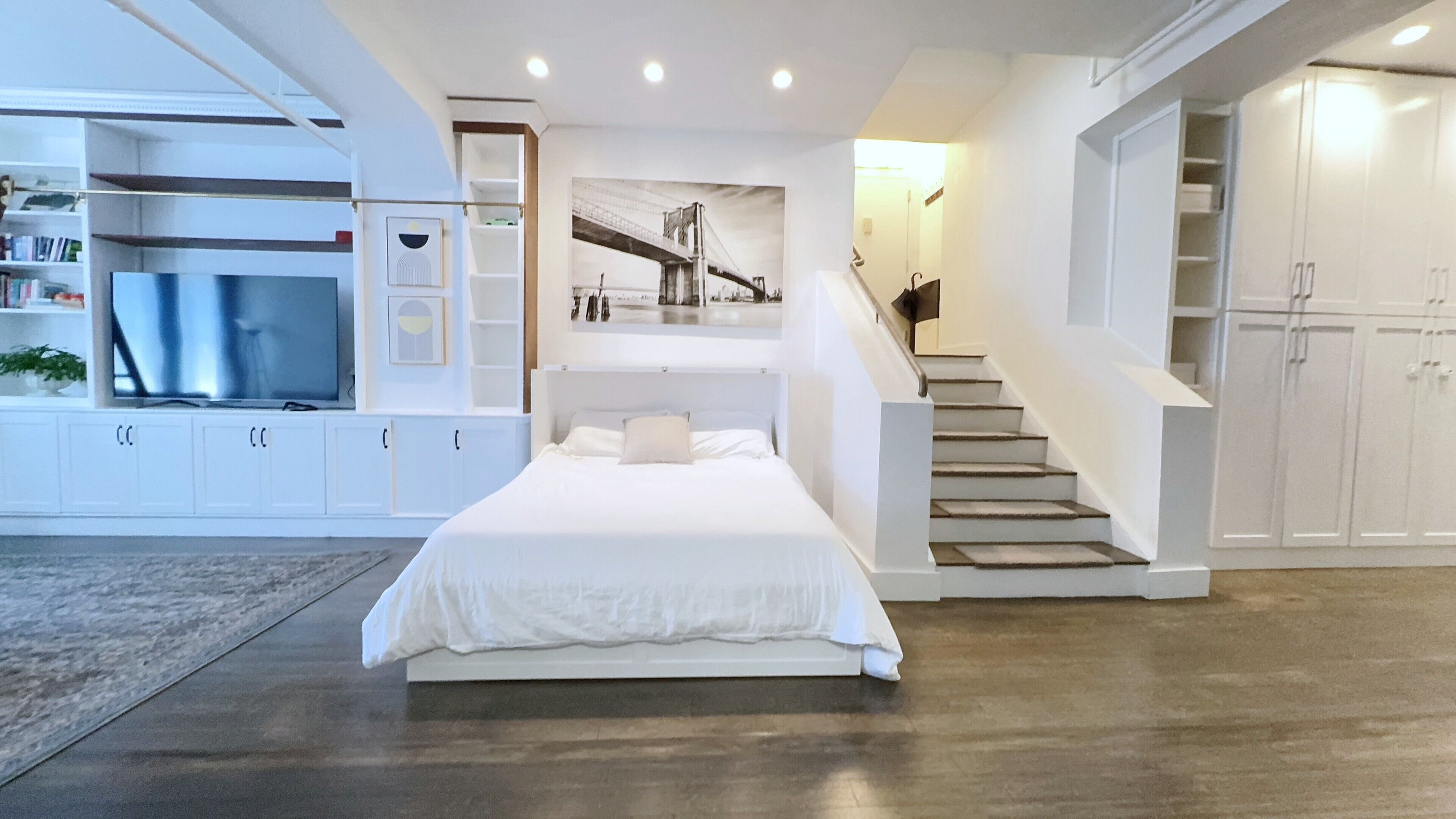 3 bedrooms, desk, iron/ironing board, travel crib