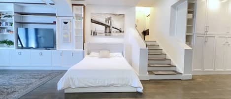 3 bedrooms, desk, iron/ironing board, travel crib