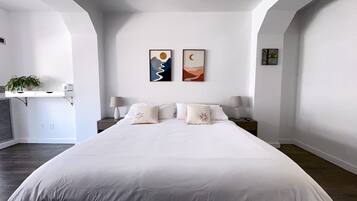 3 habitaciones, escritorio y tabla de planchar con plancha