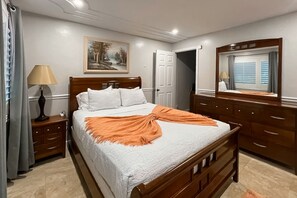 2 slaapkamers, een strijkplank/strijkijzer, internet, beddengoed