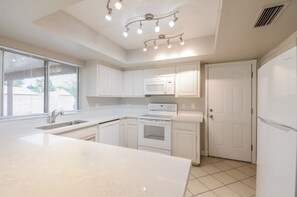 Private kitchen - 3-bedroom house in welcoming Glendale with WiFi, AC (Glendale)
