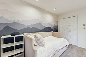 3 bedrooms, internet, bed sheets - Mountain Townhome w/ pool access, private patio, walk to town (Waterville Valley)