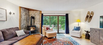 Dog friendly Mountain Townhome w/ pool access, private patio, walk to town