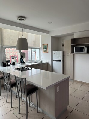 Geladeira, micro-ondas, fogão, cooktop