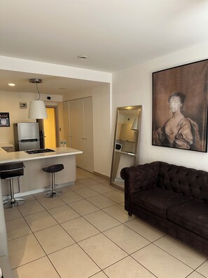 Escrivaninha, espaço de trabalho para notebook, Wi-Fi de cortesia