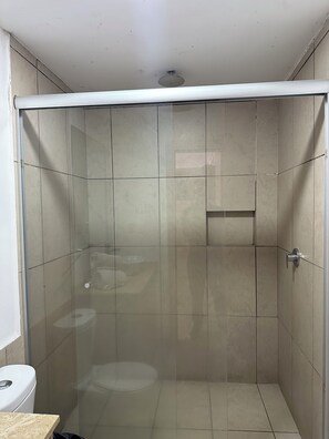 Shower, free toiletries, hair dryer, towels - Departamentos de Lujo Alameda Central (Mexico City)