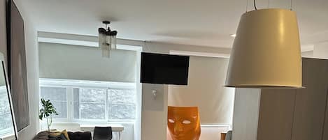 Escritorio, espacio para trabajar con laptop y wifi gratis