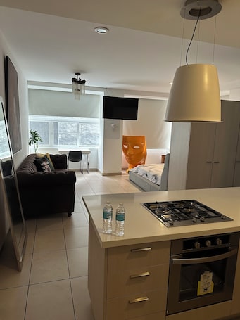 Escritorio, espacio para trabajar con laptop y wifi gratis