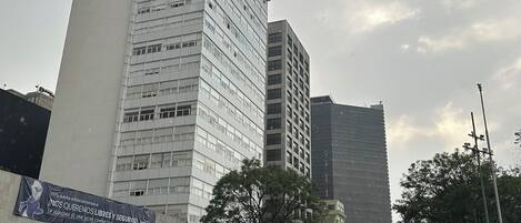 Vista frontal de la propiedad