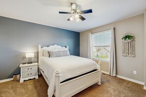 5 bedrooms, iron/ironing board, internet, bed sheets - Spacious home with fenced in yard and dog friendly, fire pit and foosball table (Colorado Springs)