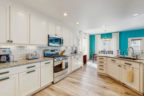 Kjøleskap, mikrobølgeovn, ovn og kokeplater