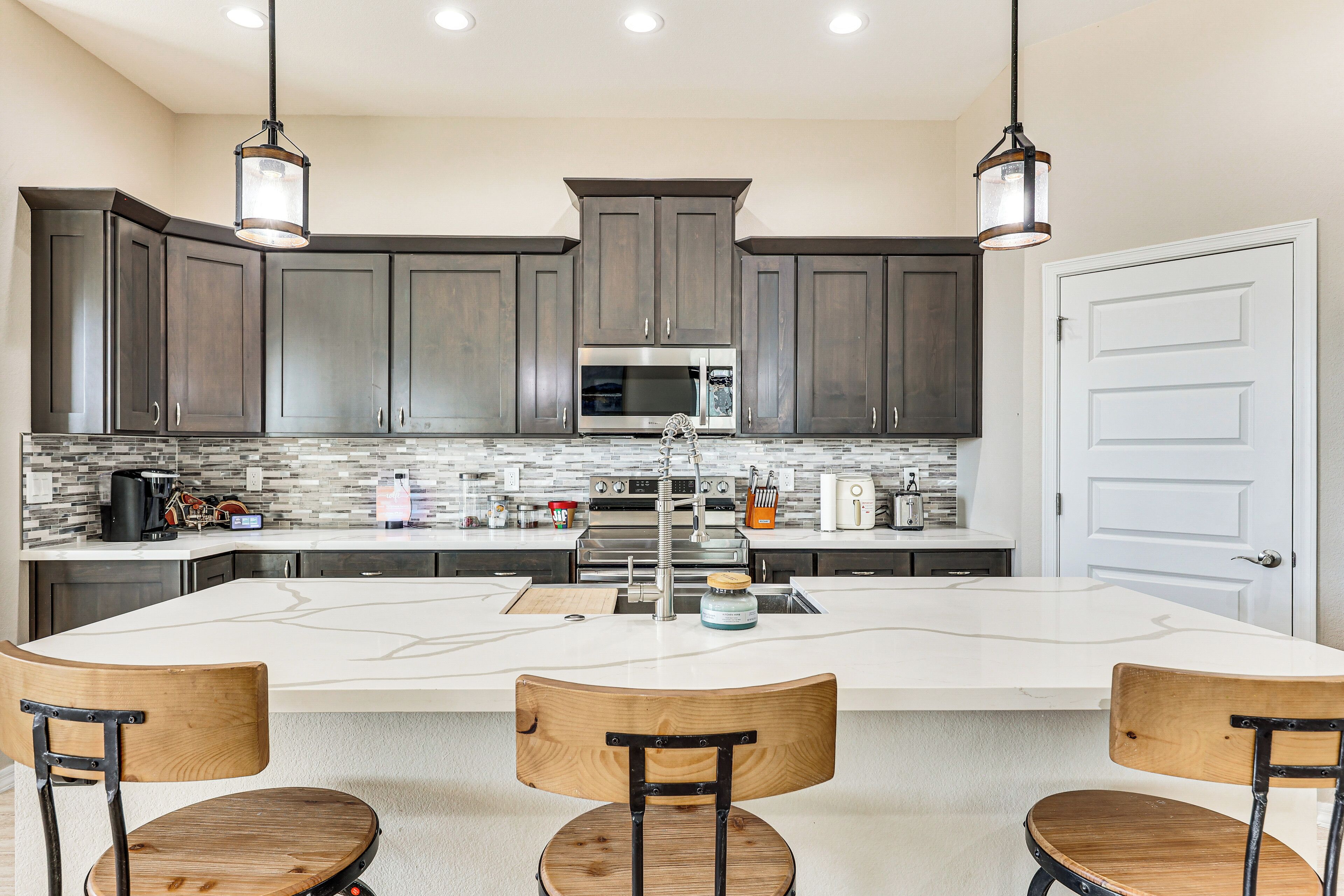 Fridge, microwave, stovetop, dishwasher