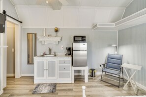 Refrigerador, microondas, cafetera y tetera y utensilios de cocina 