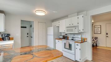 Jääkaappi, mikroaaltouuni, liesi, astianpesukone