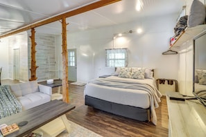 Desk, iron/ironing board, Internet, bed sheets