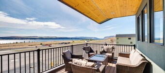 Hot Tub & Water Views: Vantage Family Retreat