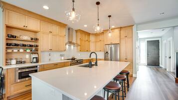 Fridge, microwave, stovetop, dishwasher