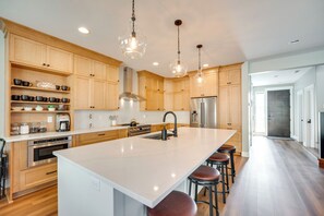 Fridge, microwave, stovetop, dishwasher