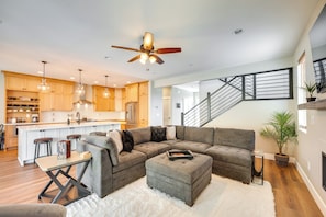 TV, fireplace - Hot Tub & Water Views: Vantage Family Retreat (Vantage)
