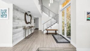 Ein modernes Interieur mit Treppe, einer Bank und Holzboden.