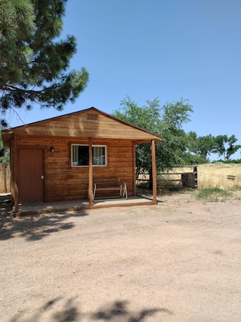Exterior. Delightful cabin in the heart historic Fillmore