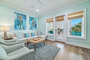 Televisor intel·ligent i llibres 