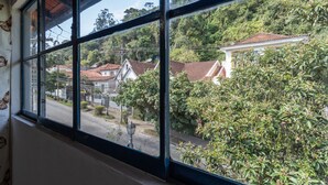 Una ventana con vista a un barrio residencial, con casas y zonas verdes.