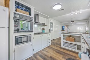 Mikrowelle, Ofen, Herdplatte, Geschirrspüler