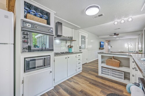 3-bedroom house, in Bonneau Beach with WiFi, HVAC, hottub & lake beach access!