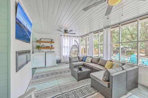 3-bedroom house, in Bonneau Beach with WiFi, HVAC, hottub & lake beach access!