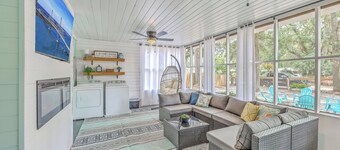 3-bedroom house, in Bonneau Beach with WiFi, HVAC, hottub & lake beach access!