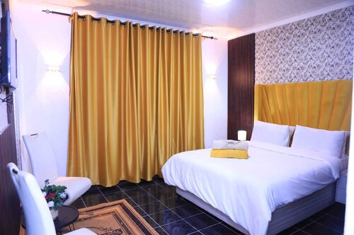 12-bedroom bed guest house in charming Bedfordvew with WiFi, AC