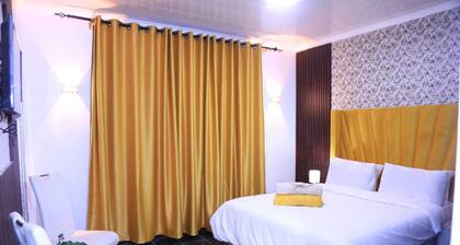 12-bedroom bed guest house in charming Bedfordvew with WiFi, AC