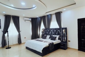 4 bedrooms, iron/ironing board, free WiFi, bed sheets