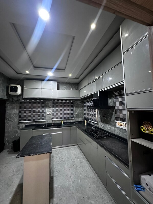 Frigorífico, microondas, placa de cocina y hervidor eléctrico