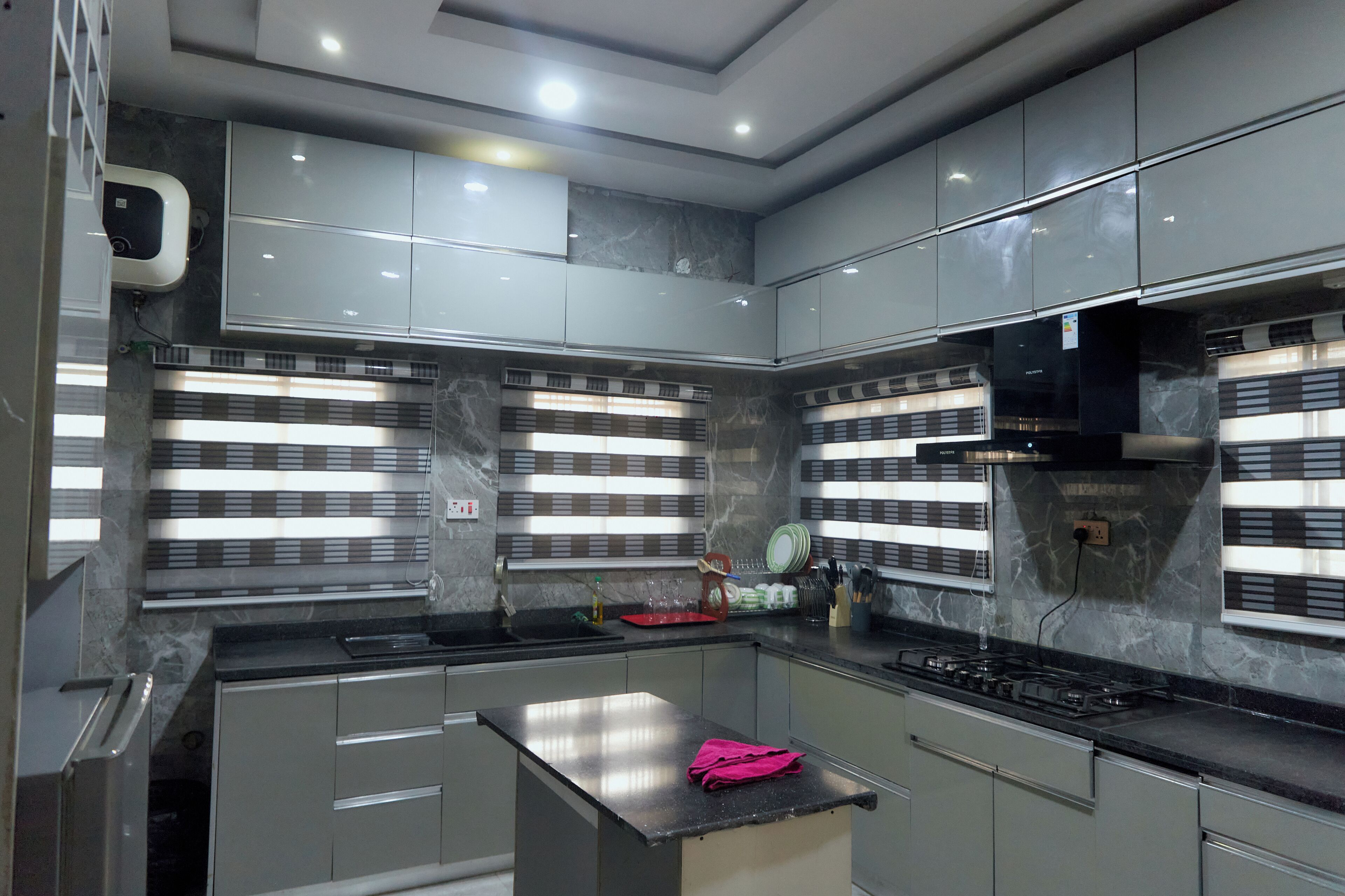 Kjøleskap, mikrobølgeovn, kokeplater og vannkoker