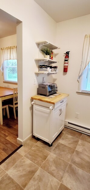 Een koelkast, een oven, een kookplaat, een koffiezetapparaat/waterkoker