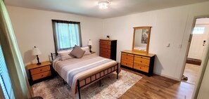 2 bedrooms, iron/ironing board, free WiFi, bed sheets